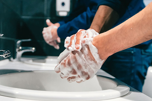 شستشوی دست ها و رعایت بهداشت شخصی برای جلوگیری از حساسیت پوست