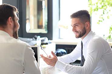 مشاور فروش در حال استفاده از تکنیک فروش بدون فشار در دوران فرسودگی ذهنی